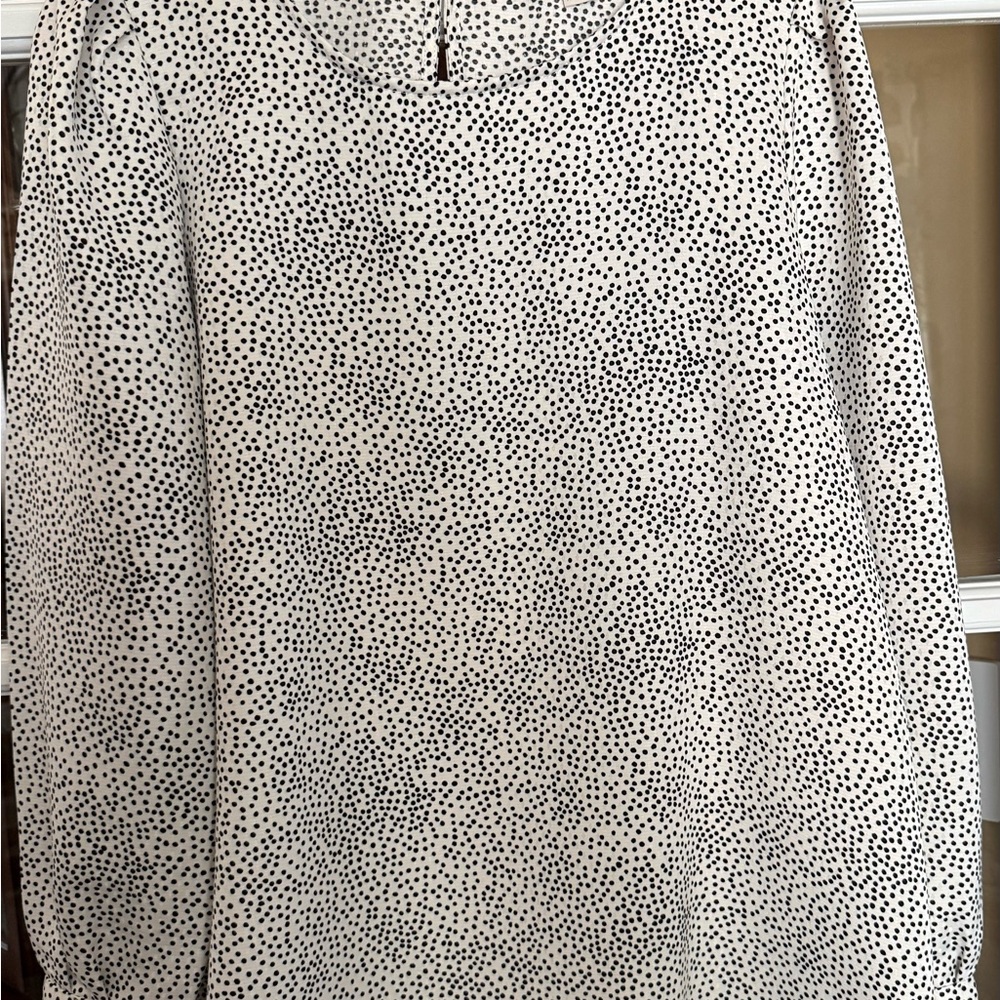 LOFT Black and White Dotted Shirt. Keyhole opening back, button cuff, side slit.
